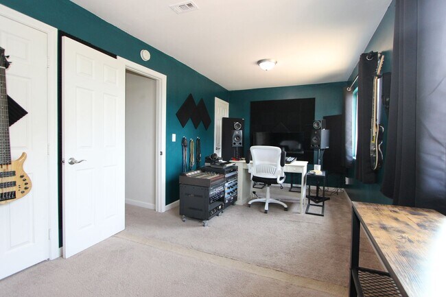 Building Photo - 4 Bedroom 2 Bathroom Home  - Move in special