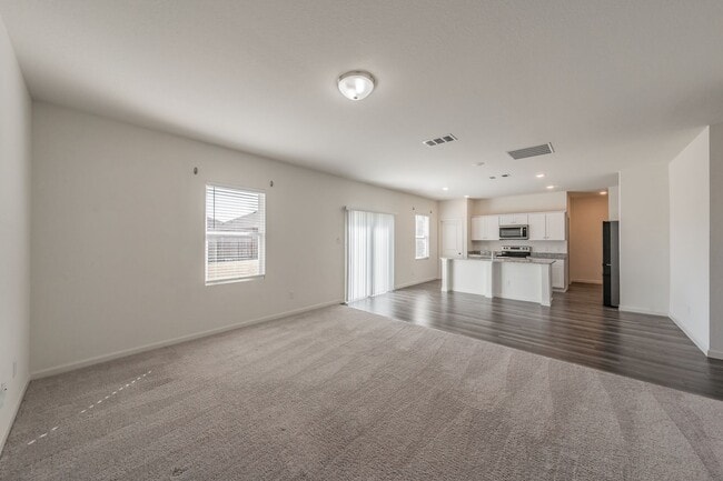 Building Photo - Like new 4 bedroom 2.5 bath in Villages of...