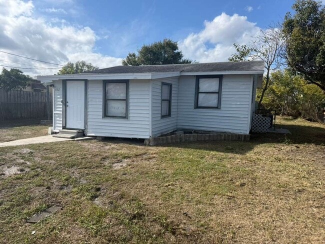 Building Photo - Lakeland 3/1 House  Apply for FREE This Holiday Season!