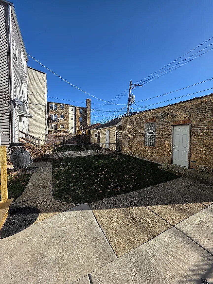 Fenced Backyard - 4831 W Roscoe St