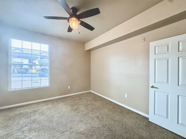 Building Photo - Ground Floor 2BD/2BA Condo in Gated Hender...