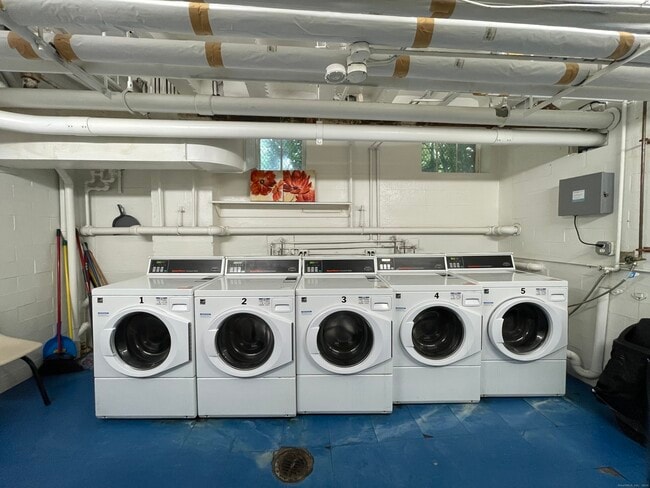 Building Photo - 230 Farmington Ave