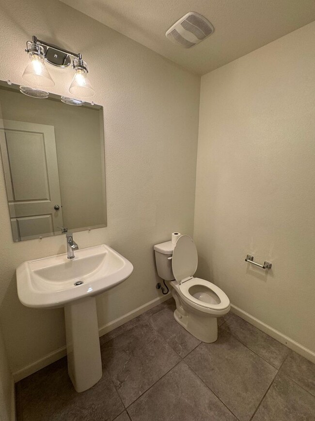 Building Photo - Perfect 5 bedroom, 3.5 bath home with atta...