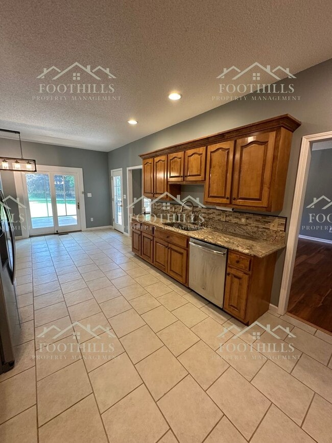 Building Photo - Stylish and Spacious 4-Bed Home with Scree...