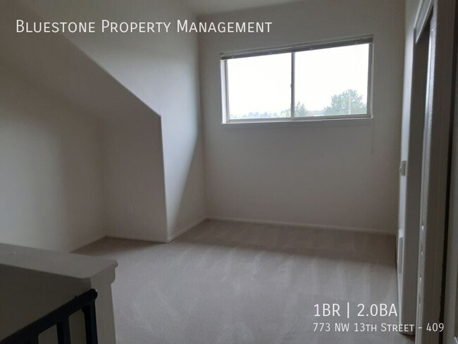 Building Photo - 1 Bedroom 2 Bath Two Level Loft! 1 Month F...