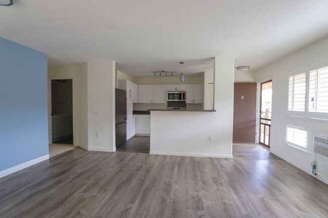 Building Photo - Rarely Available !  Beautiful 3-Bedroom Corner Unit – Pet Friendly & Spacious!