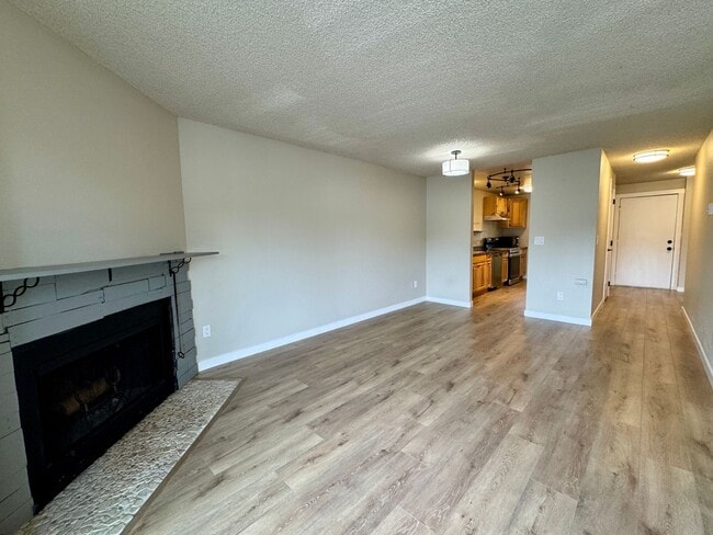 Building Photo - Downtown Poulsbo water view condo...comple...