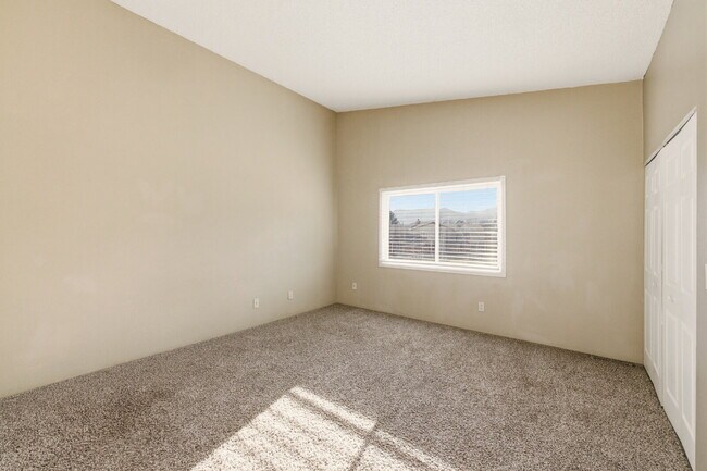 Building Photo - Charming 3 Bedroom Townhomes at Rockrimmon