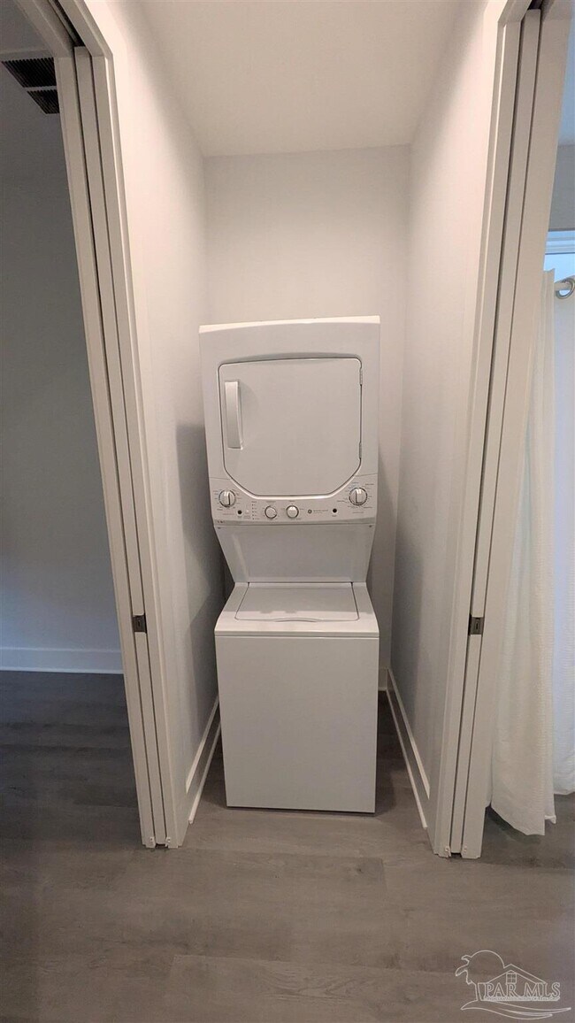 Building Photo - 379 S Clubbs St