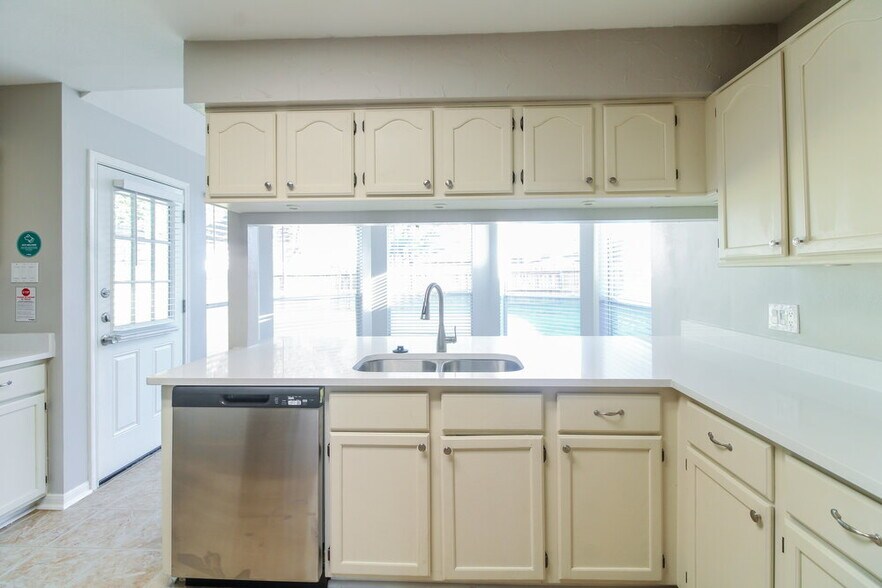 Building Photo - 2711 Knollbrook Ln