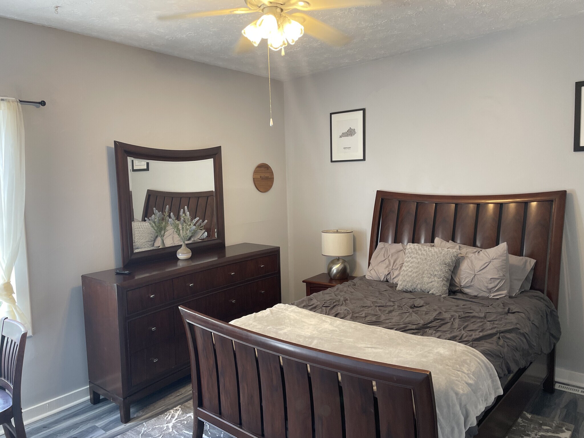 Building Photo - 123 Montmullin St