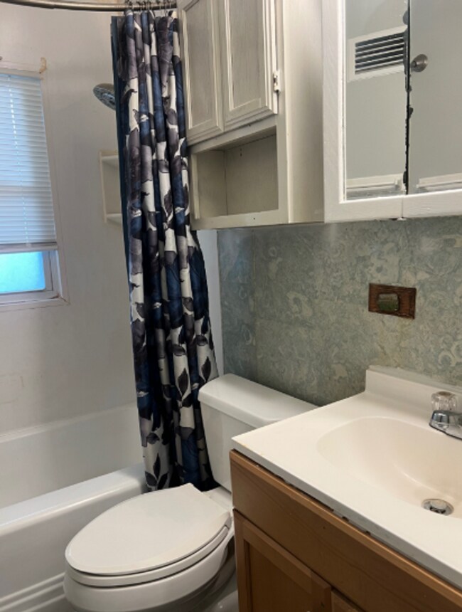 Building Photo - Spacious Two Bedroom Duplex Near MLK and 3...