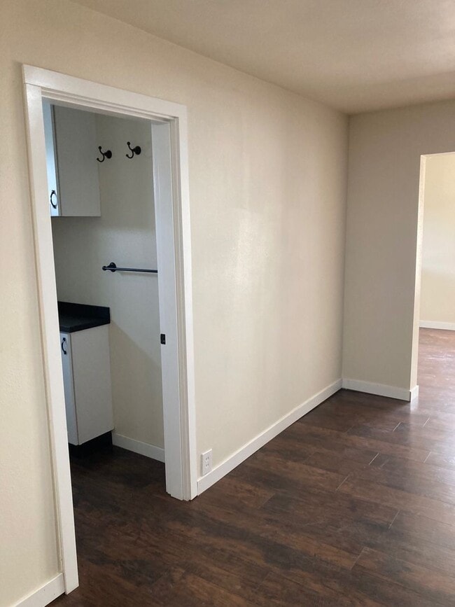 Building Photo - Spacious Multi-Level Apartment in the Hear...