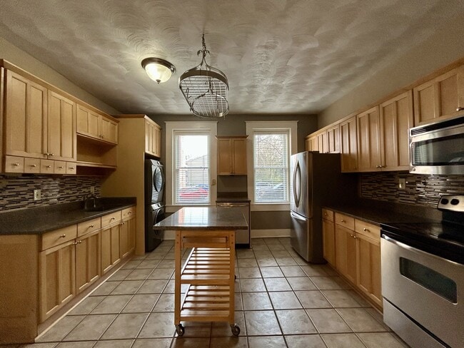 Building Photo - 3020 Colonial Ave