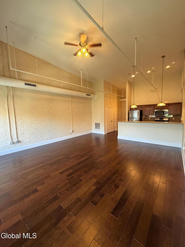 Building Photo - 275 River St