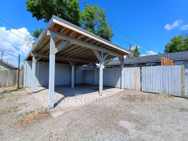 Building Photo - 702 E Bridgeport Ave