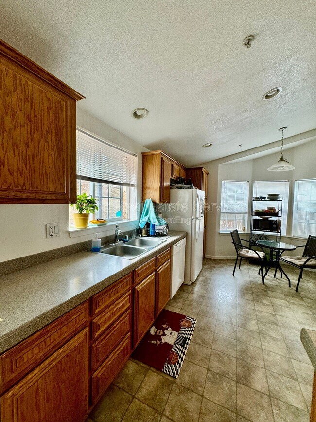 Building Photo - 580 Silverbrook Dr