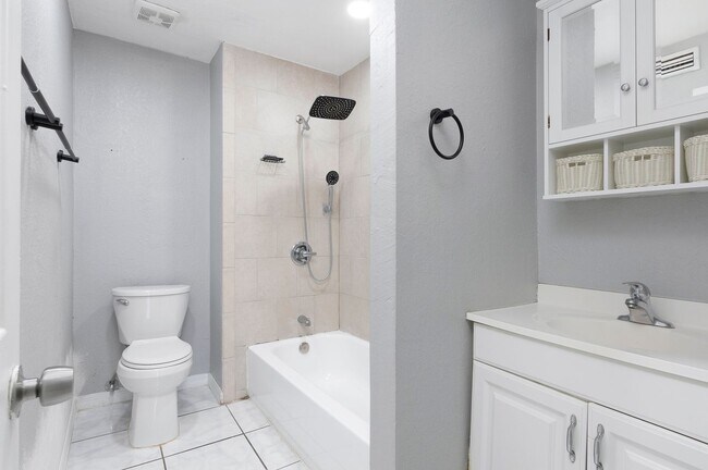 Building Photo - Charming & Rare 4-Bedroom Home in Saint Petersburg!