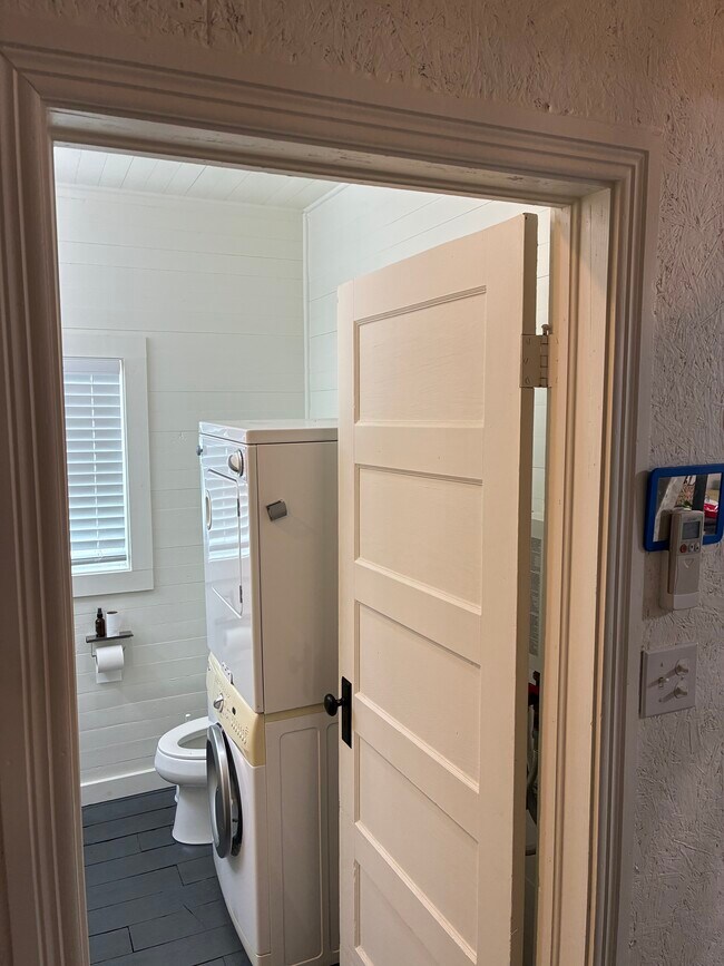 Building Photo - 112 E Scott St