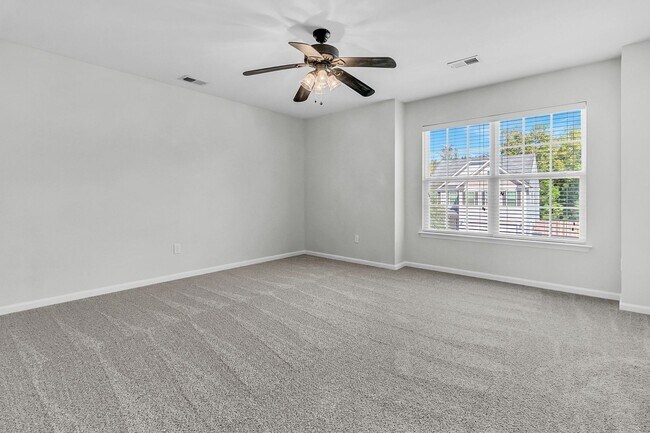 Building Photo - 5 Bedroom 3 Bath Home Located in Sophia Landing in Goose Creek