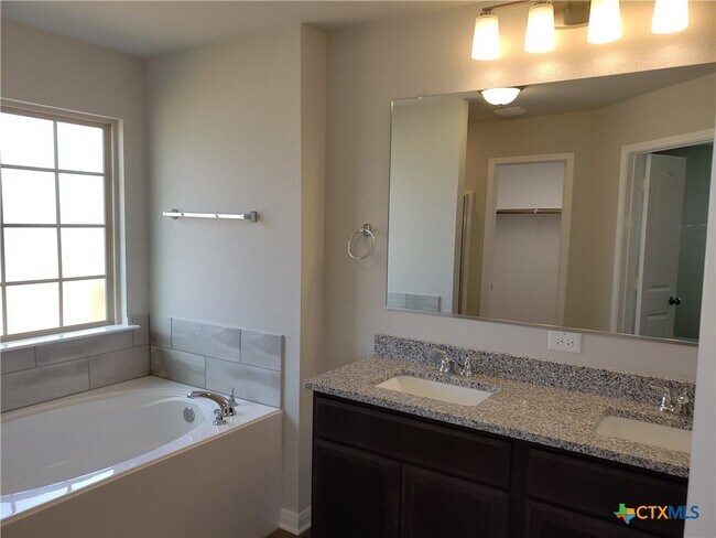 Building Photo - 1909 Euclid Dr