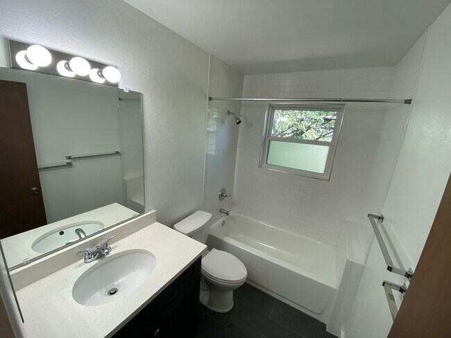 Building Photo - 1475 Chambers Dr