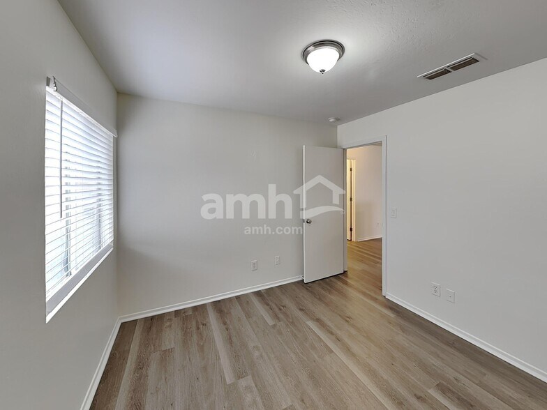 Building Photo - 12717 W Paradise Dr