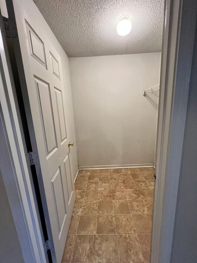 Building Photo - 3BD/ 2BA in Hidden Lake Subdivision