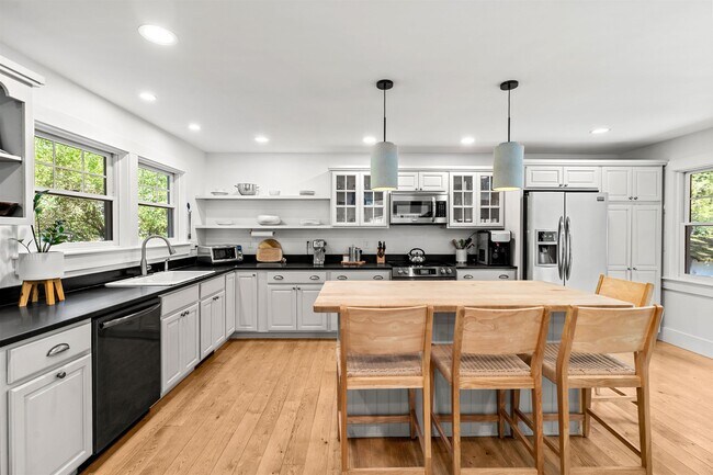 Building Photo - 4 Moccasin Ln