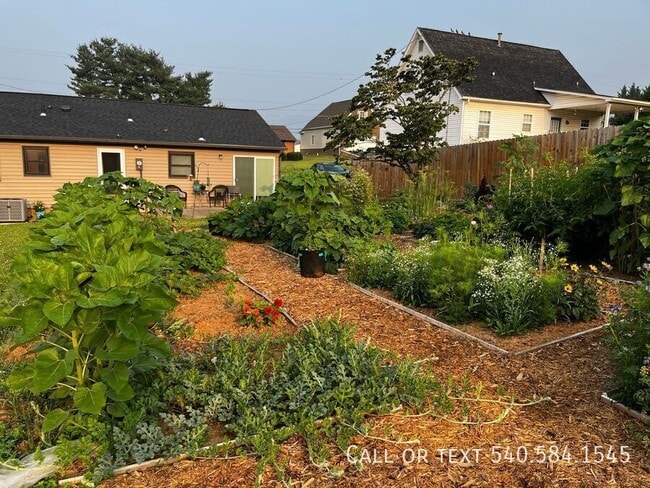 Building Photo - 3615 Ellen Dr