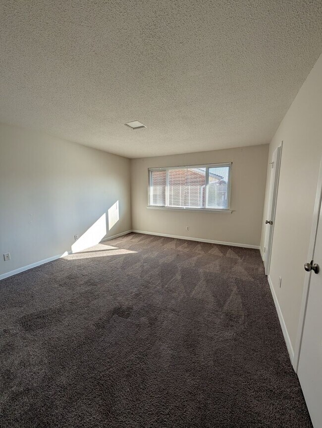 Building Photo - 2 Bedroom Walking Distance to NCSU!