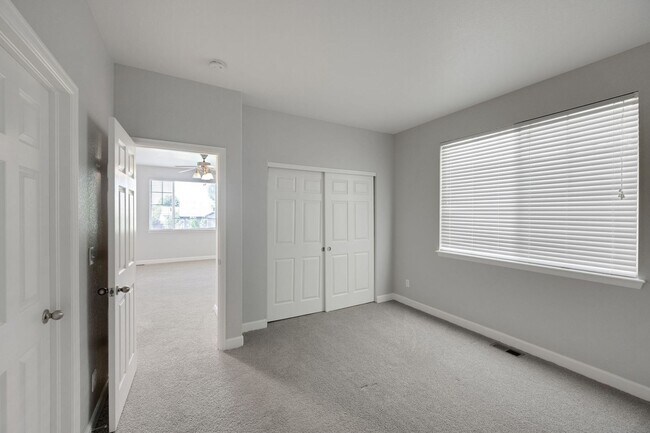 Building Photo - Spacious 5BR House in Aurora