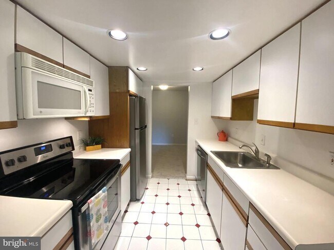 Building Photo - 10218 Bushman Dr