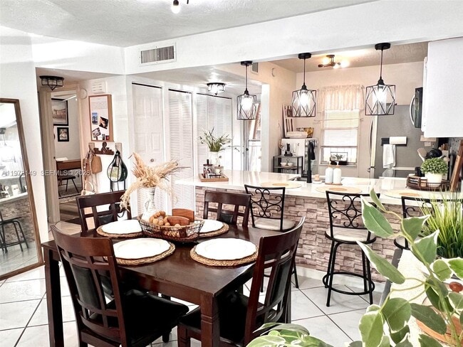 Building Photo - 2811 Somerset Dr