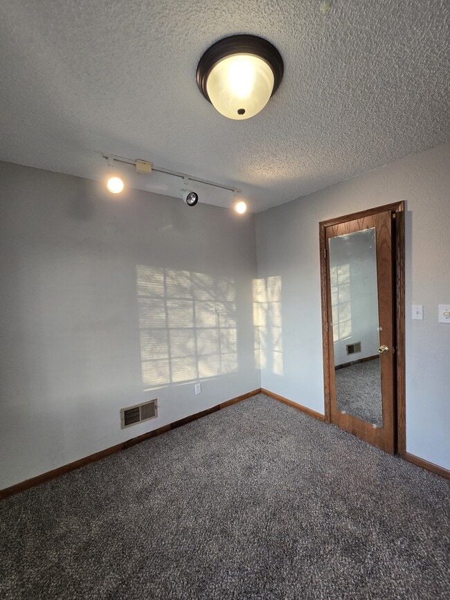 Building Photo - 714 S Fabrique Dr