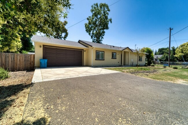 Building Photo - Pet Friendly Home in Olivehurst!