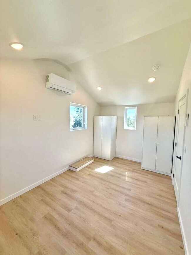 Building Photo - Arbor Heights 2-Bedroom Home in a Prime Location