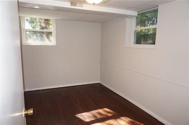 Building Photo - 2477 Creekview Dr SW