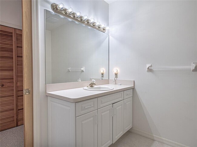 Building Photo - 920 E Lake Dr