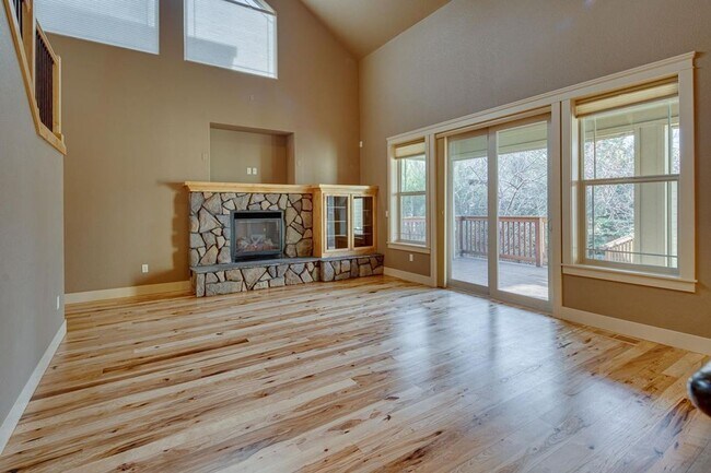 Building Photo - Craftsman home with many upgrades & RV Parking