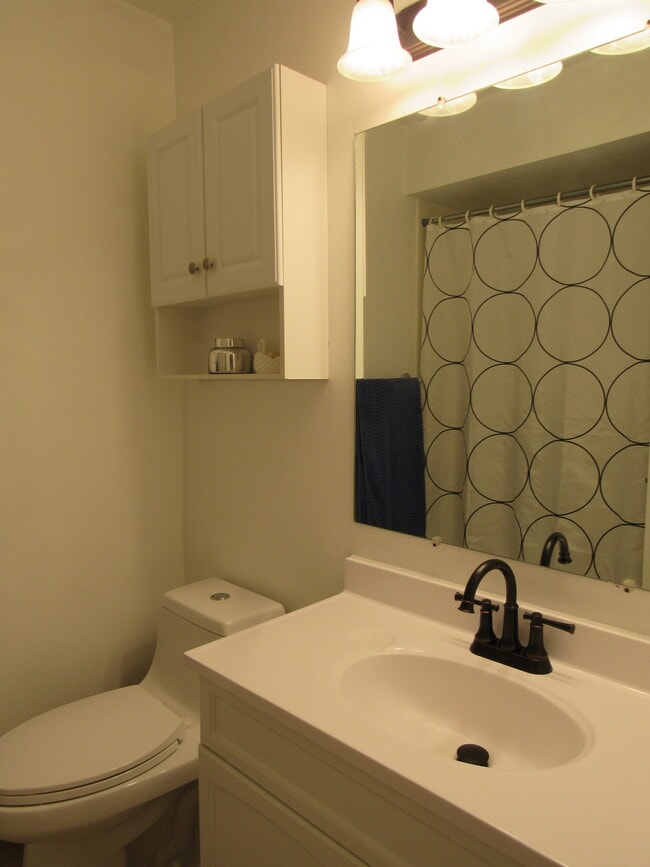 Bathroom - 2586 E George Washington Blvd