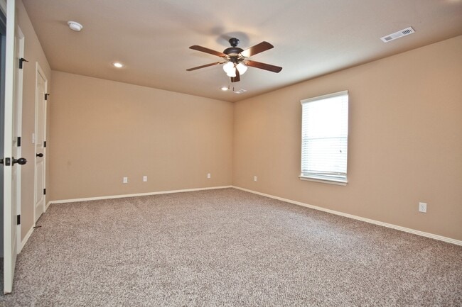 Building Photo - ***901 Oakwood Lane***