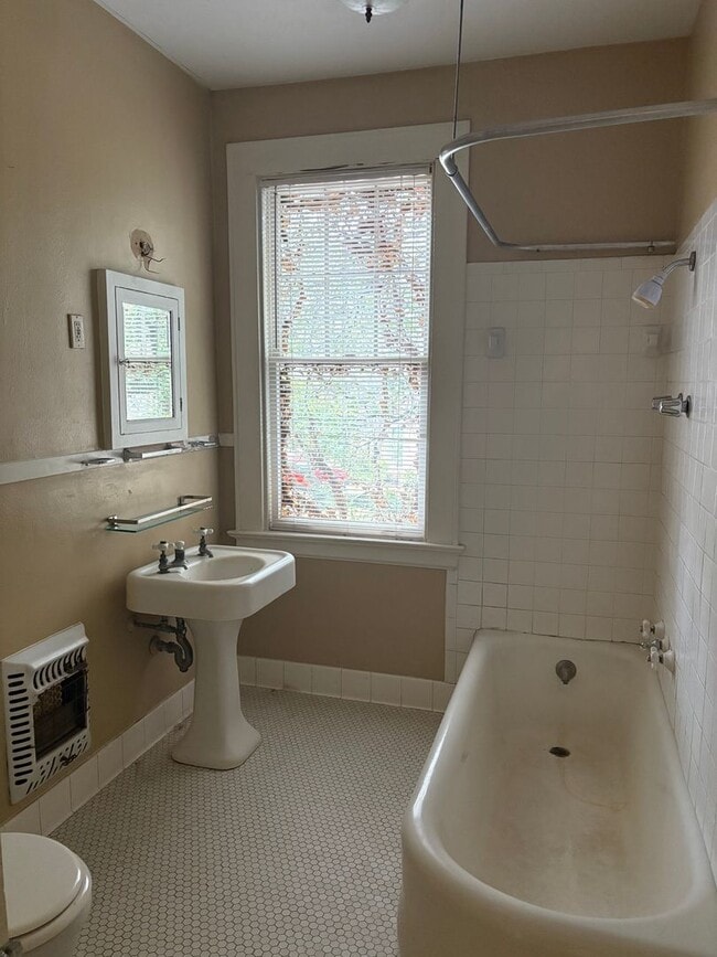 Building Photo - Beautiful South Highlands Duplex