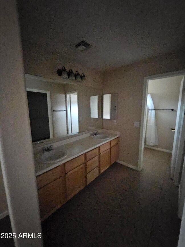 Building Photo - 842 E Impreria St