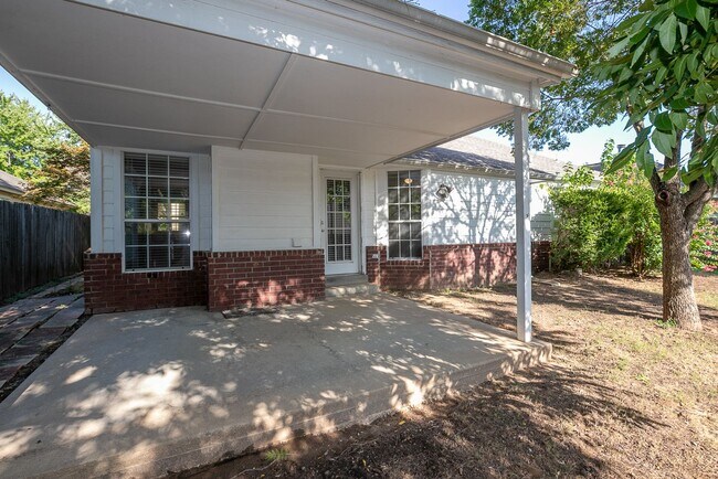 Building Photo - Charming 3 bedroom home with cozy fireplac...