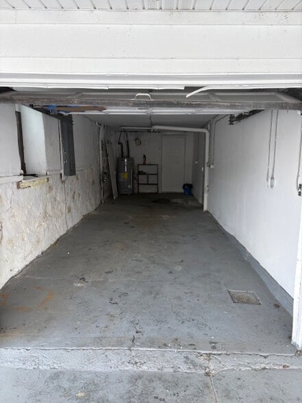 1-2 car garage - 105 W Ridge St