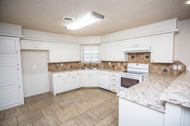 Building Photo - Beautiful 3/2 with a Bonus Room!