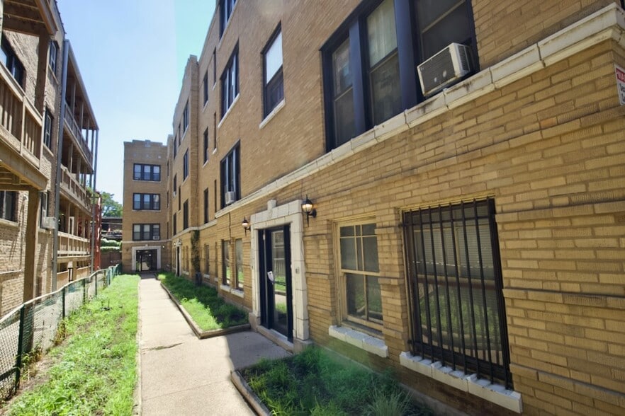 Primary Photo - 837 W Cornelia Ave