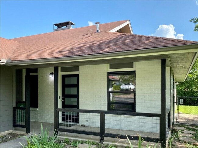 Building Photo - 1715 Shadowview Dr