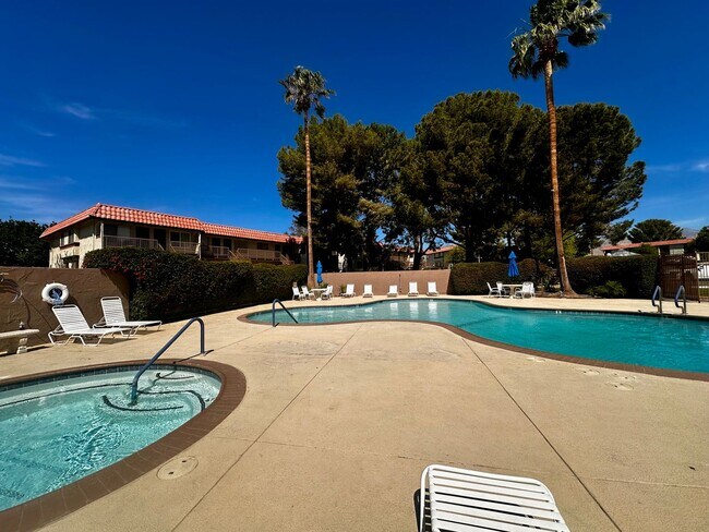 Building Photo - AVAILABLE NOW!! 1 BEDROOM 1 BATHROOM CONDO IN MISSION LAKES DESERT HOT SPRINGS